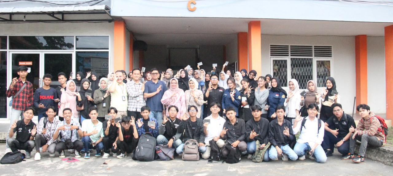 Pembangian Buku Tabungan KIP Kuliah STISIPOL Candradumuka